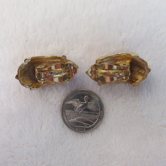 St. John Magenta Enamel and Goldtone Clip-on Earrings Vintage 1980s - Picture 4 of 6